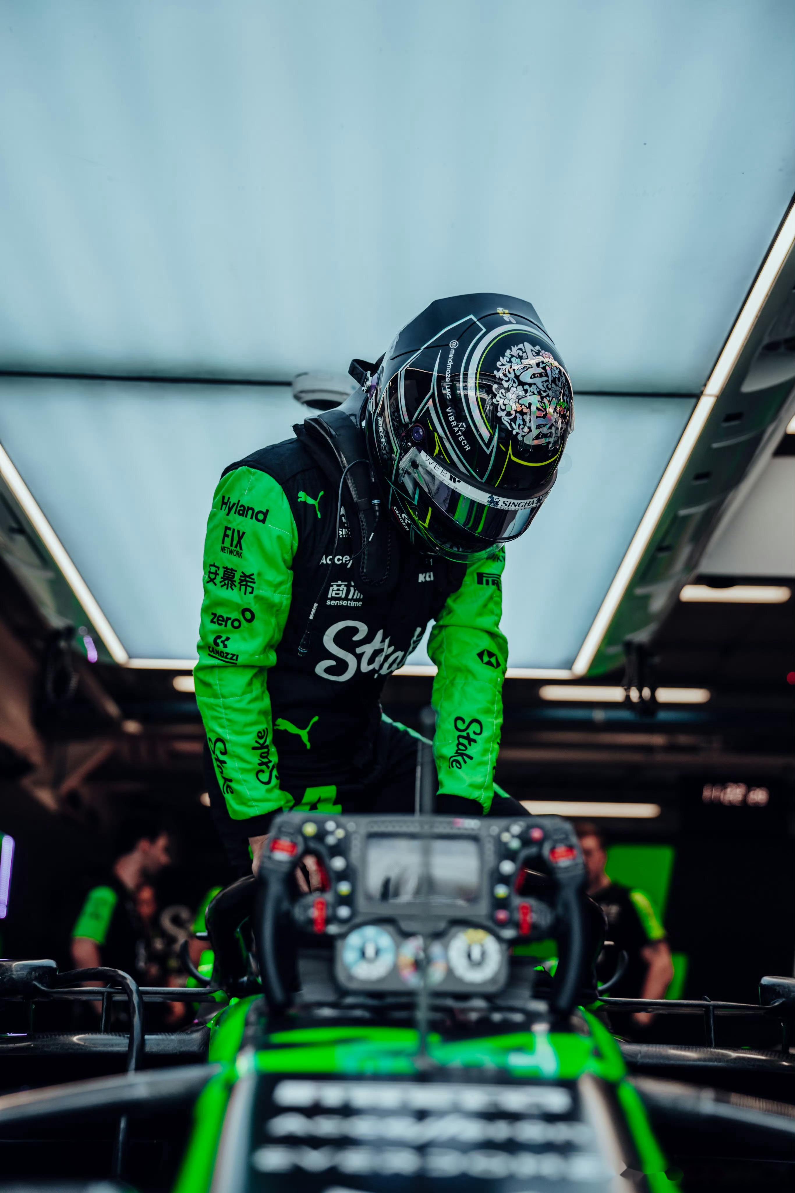 包含阿斯顿马丁鏖战红牛车队，周冠宇统治全场的词条