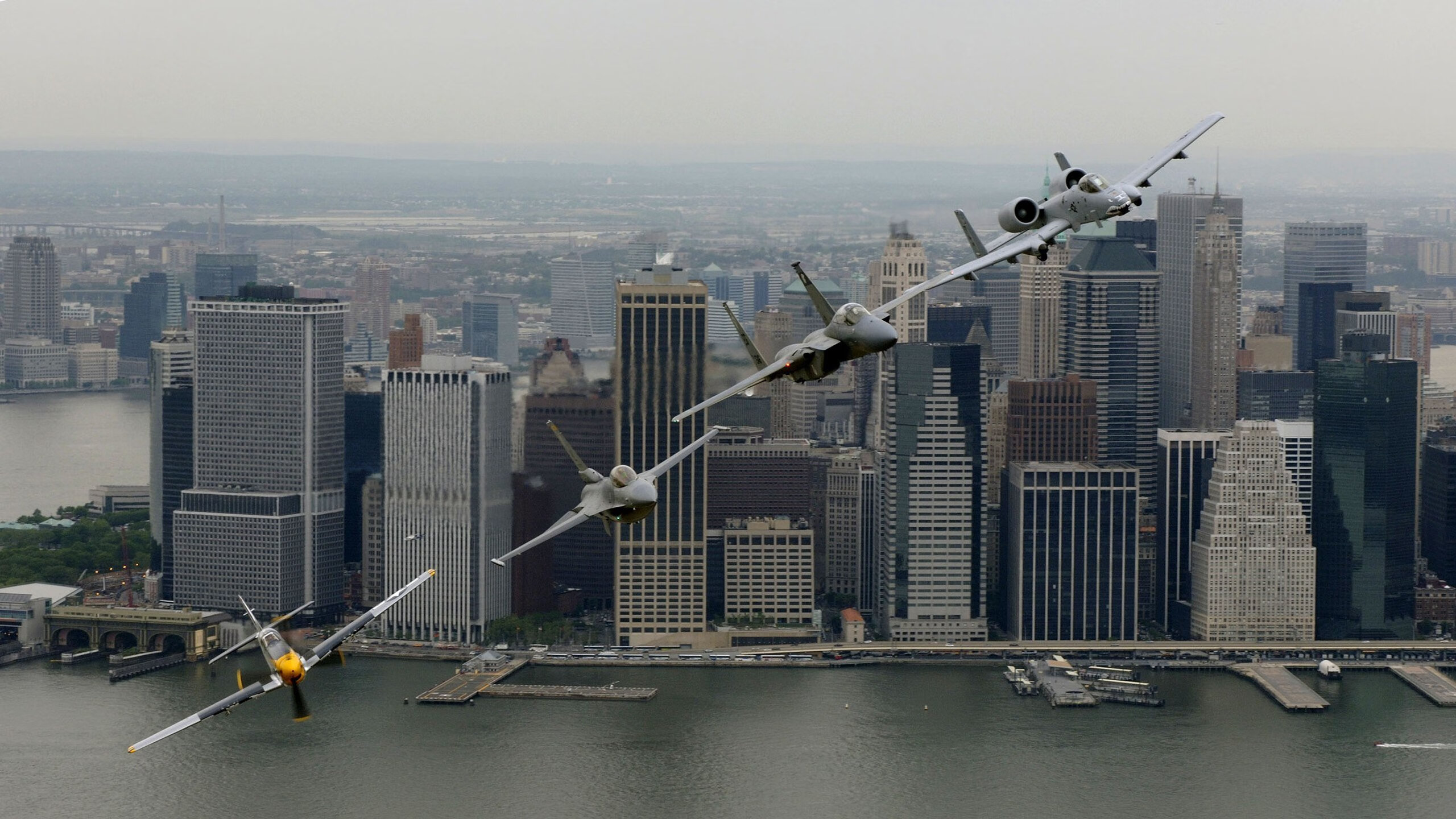 夜之博弈,当F1轮胎尖啸遇见哈登的后撤步三分