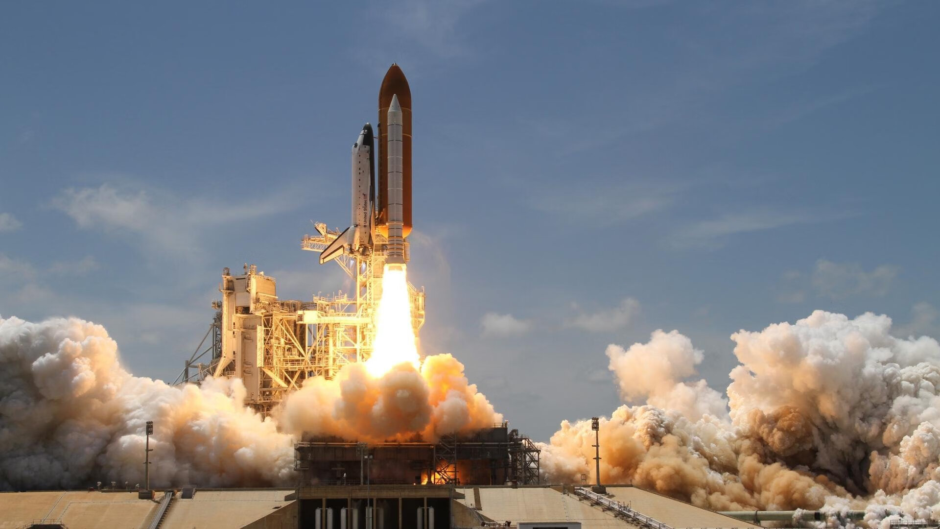 平行时空的巅峰对决,当篮网压制新疆,库里在F1赛道接管比赛