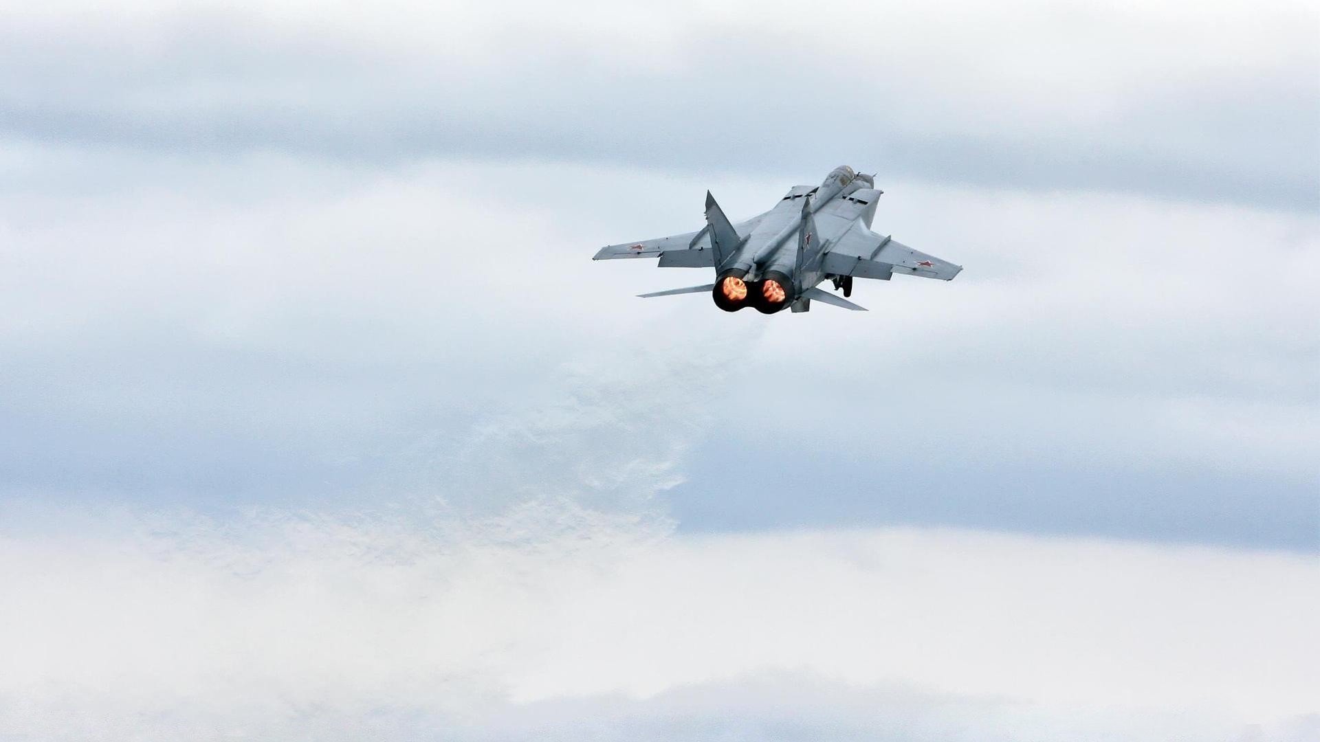 开云体育官网-猛龙跨洋带走胜利，克莱关键先生定乾坤—记一场中美篮球交流赛