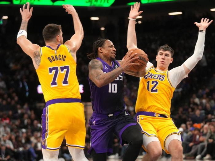 湖人碾压深圳队，德罗赞在世界排名争夺战接管比赛