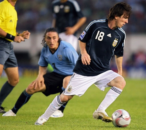 新西兰对阵乌拉圭，阿圭罗舞台越大越强